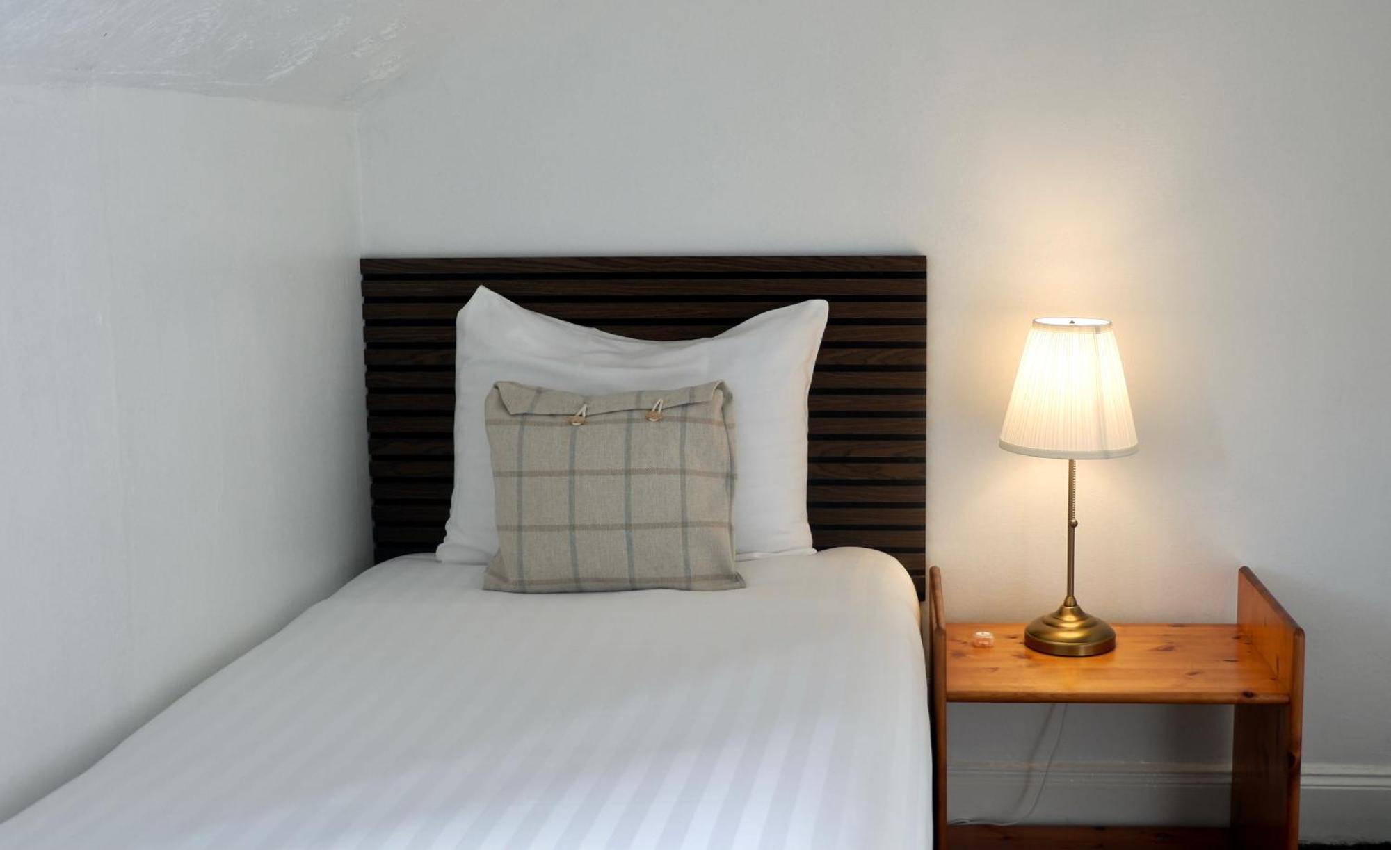 4 Friends House Hotel เอดินบะระ ภายนอก รูปภาพ
